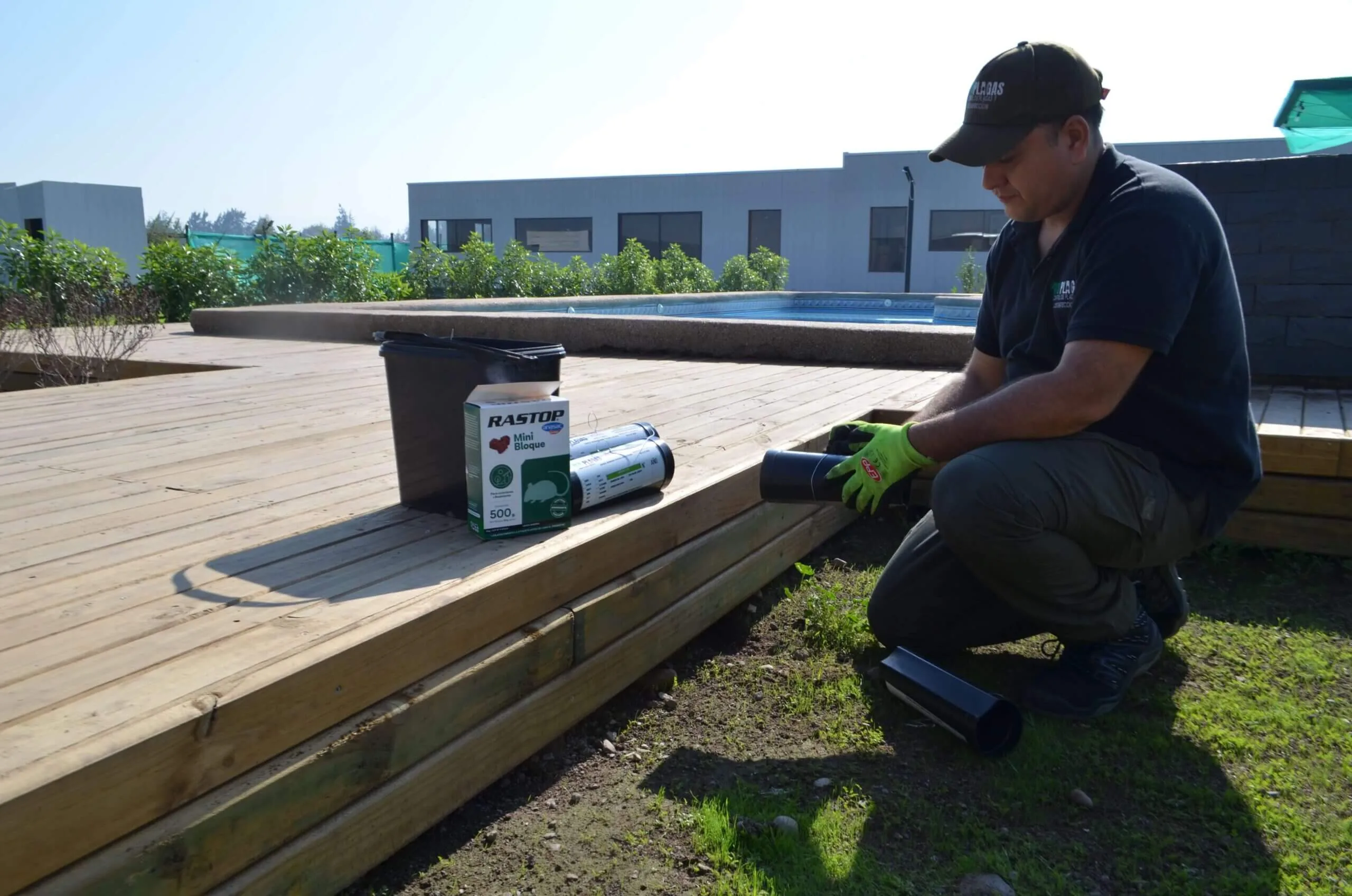 Familia disfrutando de un patio libre de plagas en Peñaflor